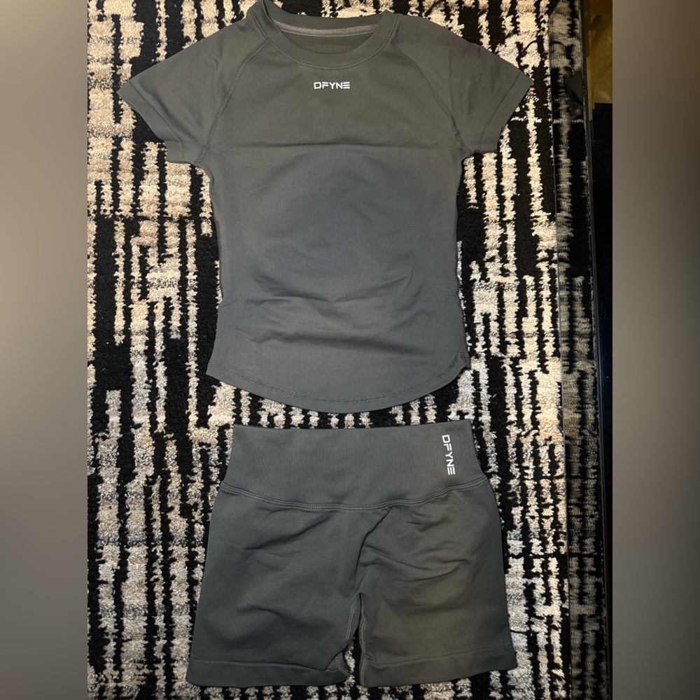 Dfyne Women’s activewear set Gray top & shorts size S